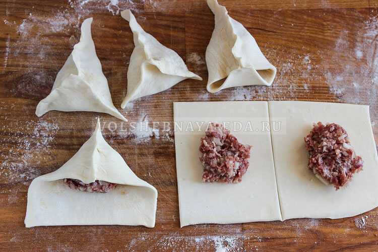 Формирование самсы треугольником из теста, защипывание краёв вилкой вручную