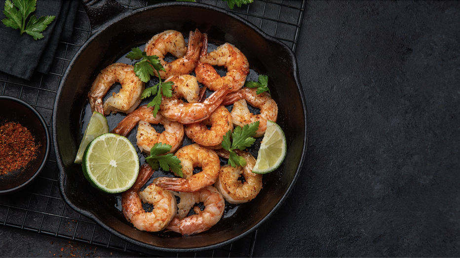 Креветки жарятся на раскаленной сковороде в один слой