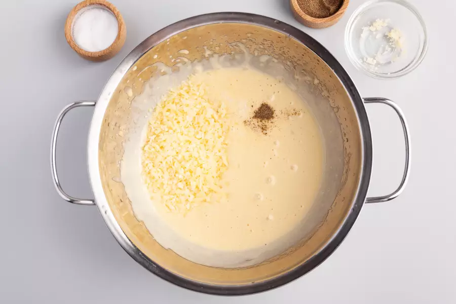 Соус Цезарь взбивается в миске с венчиком, добавляется оливковое масло тонкой струйкой