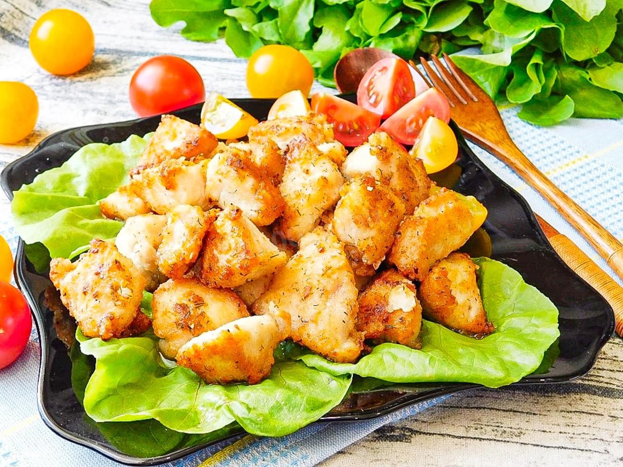 Куриное филе обжаривается на сковороде до золотистой корочки, соль добавляется в конце