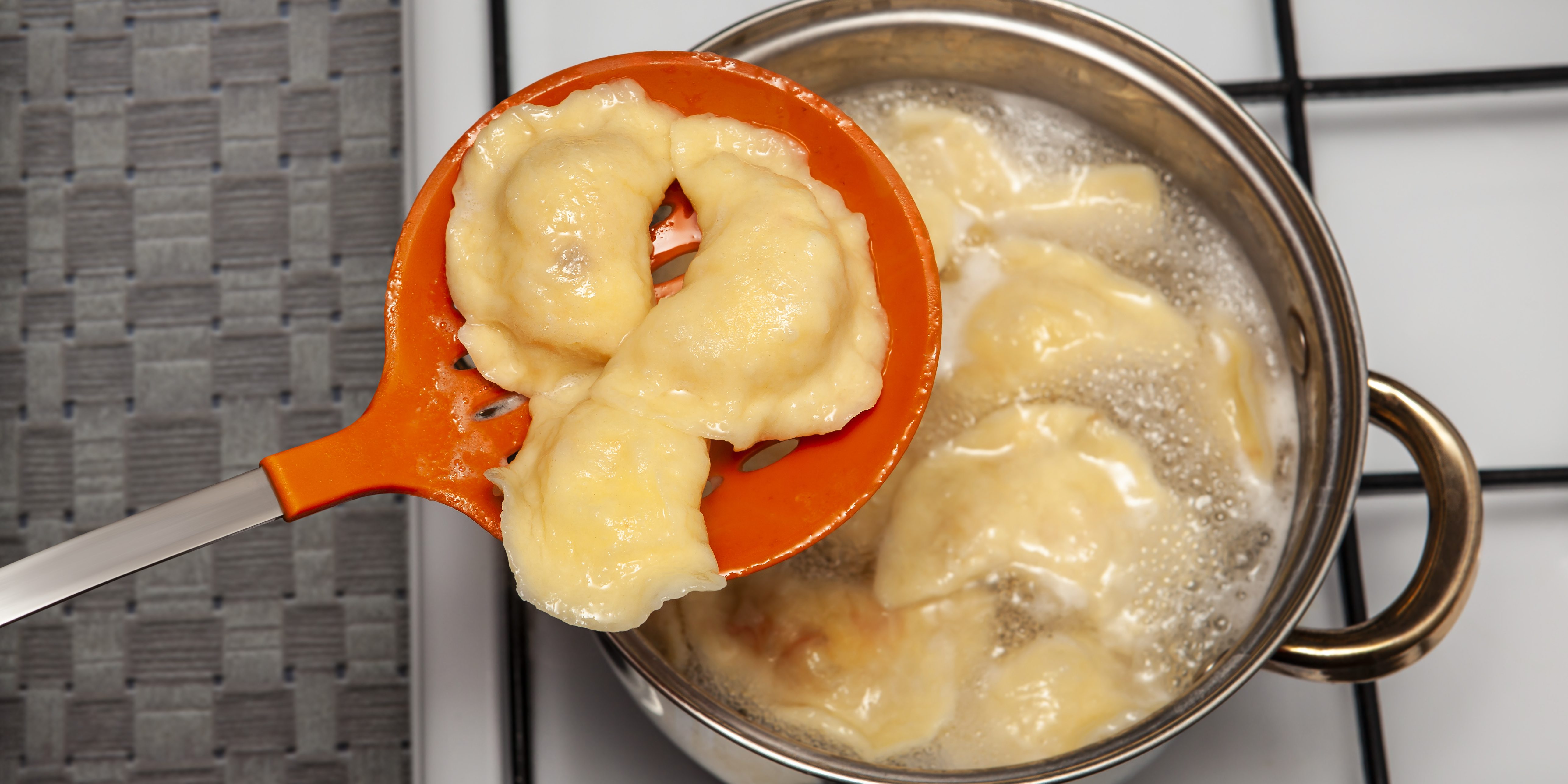 Вареники, плавающие в кипящей воде после готовности