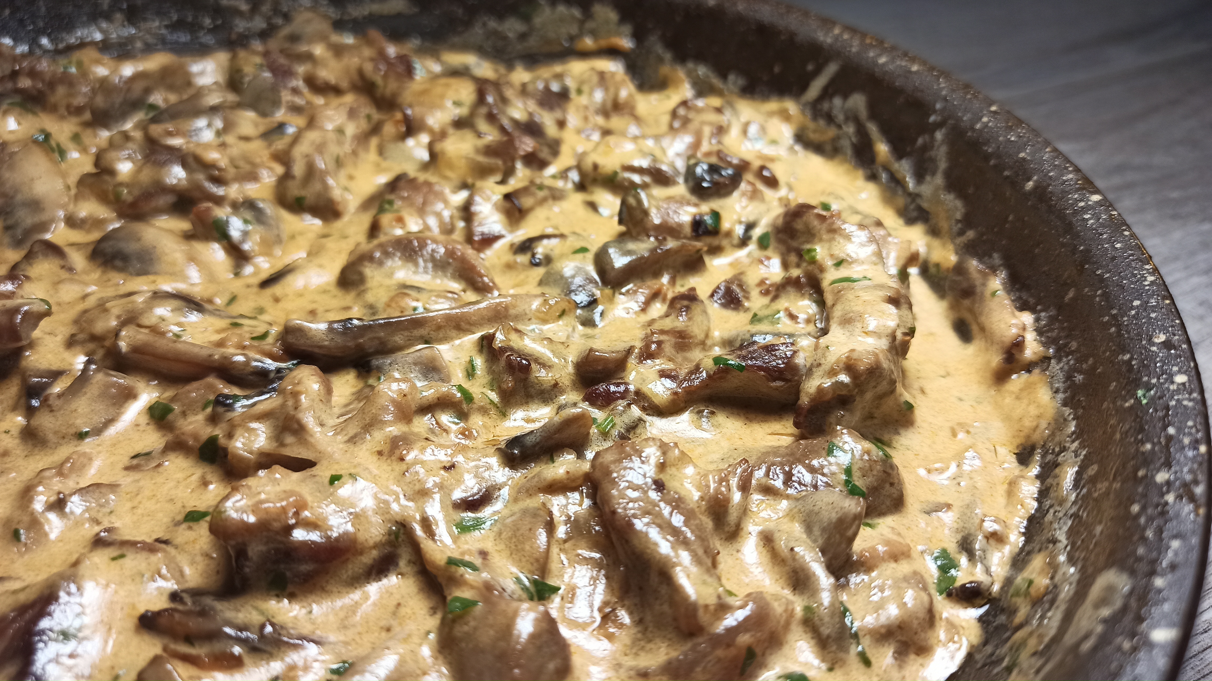 Тарелка с бефстрогановом: нежная говядина в сливочно-сметанном соусе с грибами и укропом