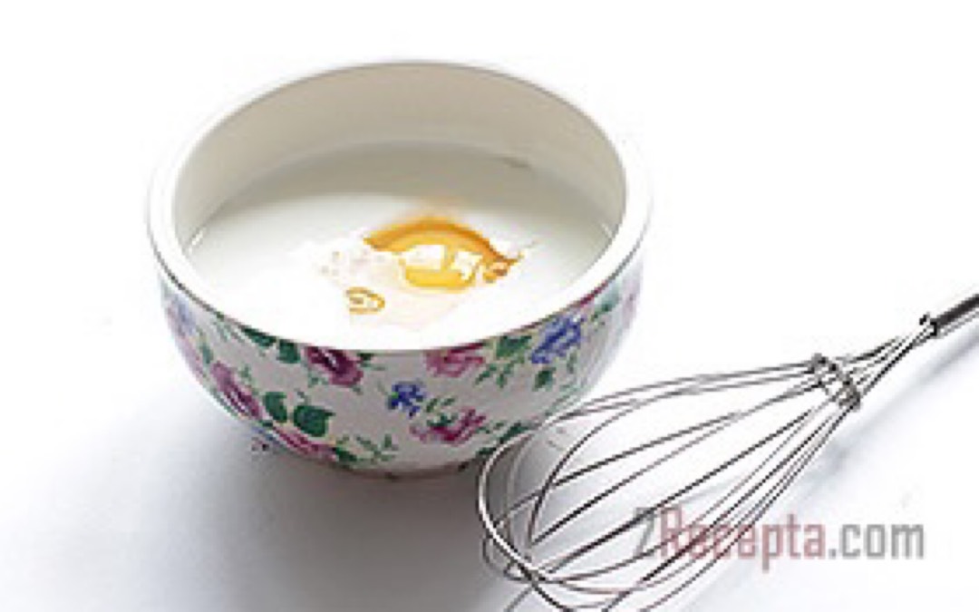 Взбивание комнатного кефира венчиком в миске