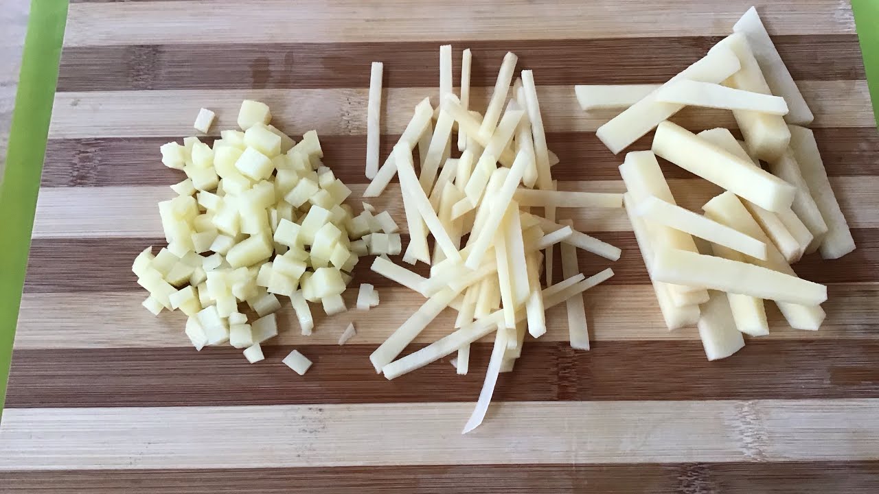 Картофель нарезается брусочками 1х1х8 см на деревянной разделочной доске