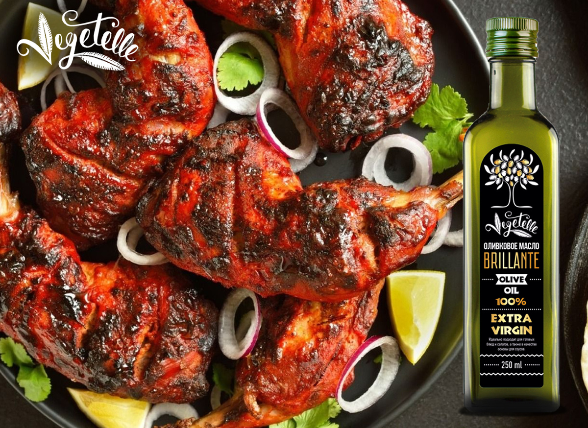 Курица тандури, смазываемая растопленным маслом с копчёной паприкой перед доведением до готовности