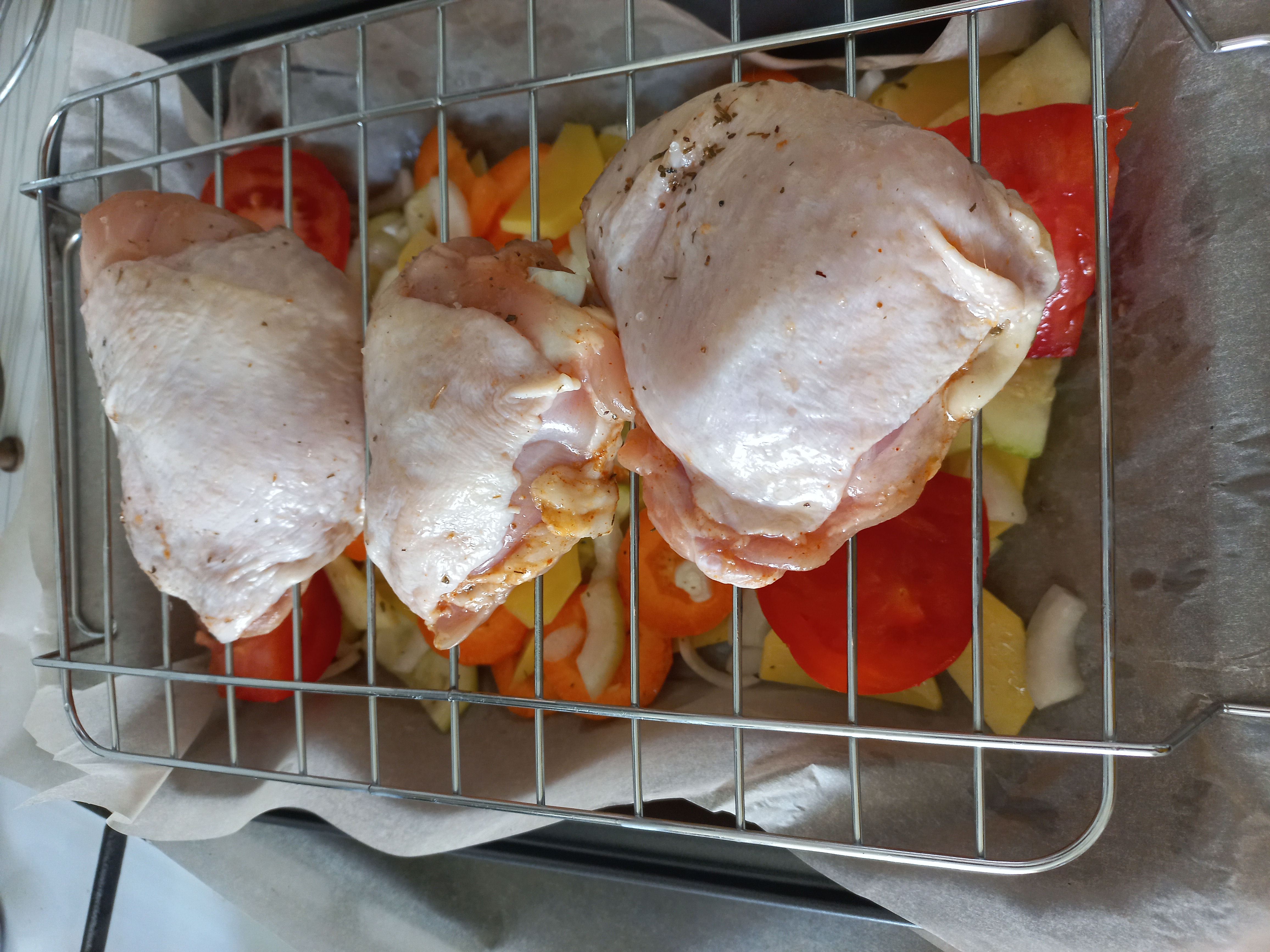 Куриные бёдра тандури, запекаемые на решётке в горячей духовке