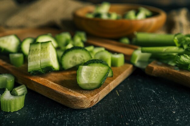 Мелкая нарезка огурцов, репы и редиса ножом на доске