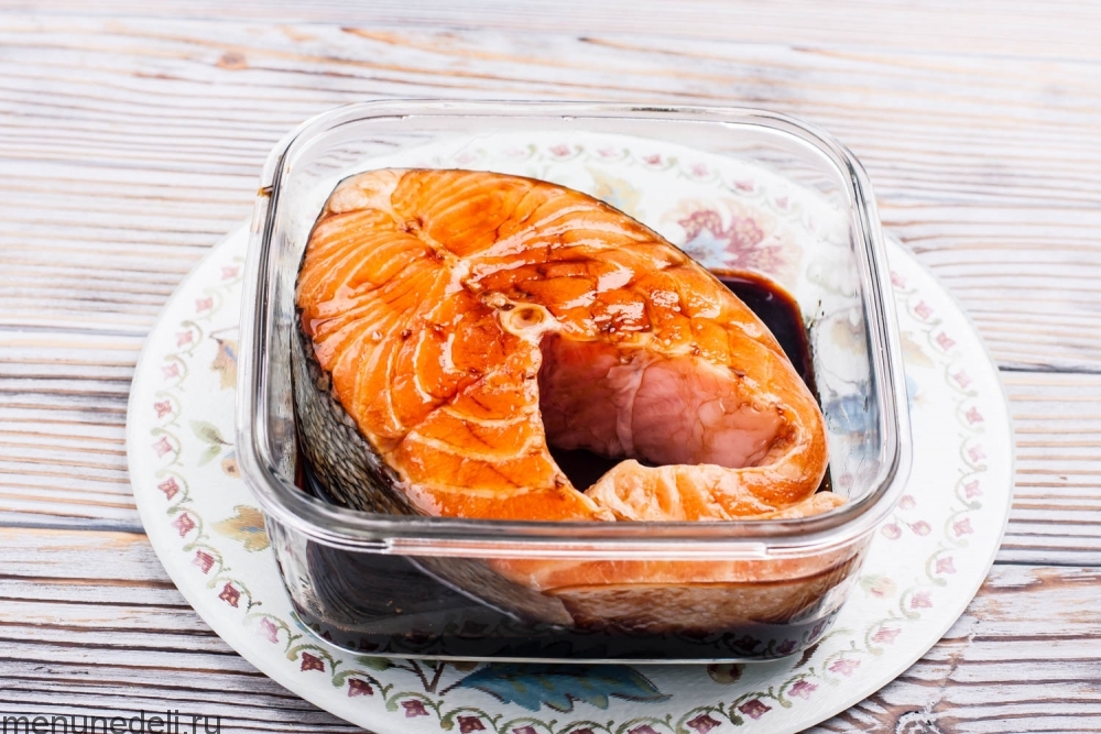 Кубики лосося в соевом маринаде в стеклянной миске.